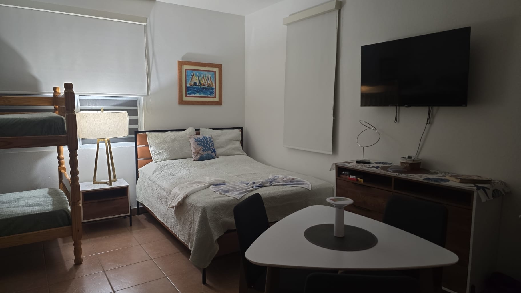 Dormitorio con cama matrimonial y litera